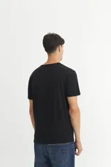 Remera básica de algodón color negro, de corte clásico y manga corta.