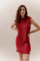 Vestido corto tejido color beige, sin mangas y con cuello redondo.