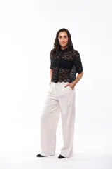 Pantalón de vestir color blanco, de corte palazzo y tiro alto.