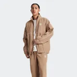 Campera marrón con cierre frontal, cuello alto y ribetes blancos. Logo de Converse bordado en el pecho.