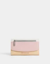 Billetera colorblock de cuerina con solapa y cierre frontal.