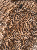Chalina con estampado animal print de cebra en tonos marrones y negros.