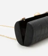 Cartera baguette color negro con textura crocco y correa de cadena fina.