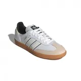 Zapatillas Adidas Samba Og blancas con puntera de gamuza color crema, detalles en negro y suela de goma marrón.
