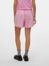 Short de tiro alto con cintura elástica, color rosa con rayas verticales rojas.