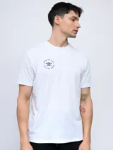 Remera color crema de corte clásico con cuello redondo y estampado en la espalda de una huella digital con forma de pelota de fútbol y el logo de Umbro.