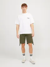 Short cargo color verde oliva de Jack & Jones, con corte relajado, bolsillos laterales tipo cargo con solapa y ajuste con cordón en el ruedo. Cierre con cremallera y botón. Confeccionado en tejido de sarga de algodón.