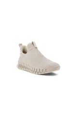 Championes tipo slip-on marca Ecco modelo Gruuv W en color beige. Confeccionados en cuero napa con microperforaciones para ventilación, presentan una suela de goma flexible con diseño dentado y entresuela de poliuretano. Incluyen tiradores frontales y traseros para facilitar el calce.