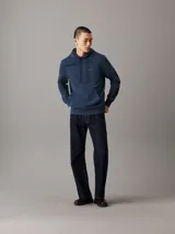 Buzo azul marino de algodón con capucha y cordones ajustables, puños y dobladillo acanalados, bolsillo tipo canguro y logo Calvin Klein tonal bordado en el pecho.