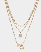 Collar corto dorado multicadena con dije de corazón y letra R.
