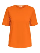 Remera naranja de corte recto y mangas cortas.