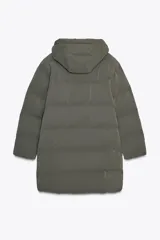 Anorak acolchado color verde oliva, resistente al viento y con aislamiento térmico. Tiene cuello alto con capucha ajustable con cordones, manga larga con puño interior, bolsillos delanteros con forro polar y cierre de cremallera, y cierre frontal con cremallera oculta y botones a presión.