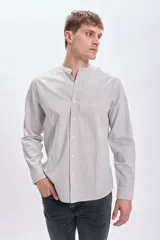 Camisa de manga larga con cuello mao y cierre frontal con botones. Diseño a rayas verticales en tonos blanco y marrón.