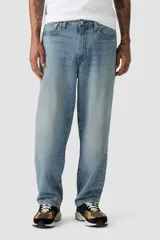 Pantalón de jean celeste de corte recto y holgado.