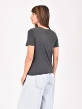 Remera color tostado de corte clásico y mangas cortas.