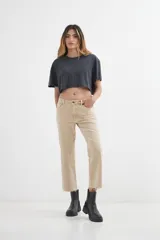 Remera negra de corte cropped y estilo oversized.