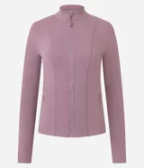 Campera deportiva ajustada color malva o rosa viejo, con cuello alto, mangas largas y cierre frontal completo de cremallera. Presenta costuras verticales que definen la silueta en el torso y pequeños bolsillos laterales con cremallera.