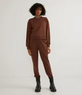 Pantalón jogger verde militar de algodón, con cintura elástica ajustable con cordón, bolsillos laterales y puños ajustados.