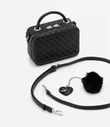 Bolso transversal tipo camera bag, color negro, hecho en material sintético texturizado. Tiene correa fina ajustable y removible, cierre por cremallera y colgante pompón.