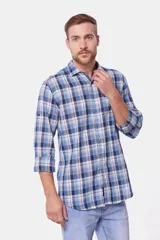 Camisa celeste y azul a cuadros, de lino y algodón, con mangas 3/4 y corte clásico.