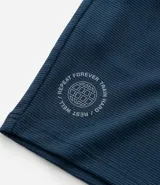 Bermuda deportiva para hombre marca Get Over, confeccionada en microfibra de poliéster. Presenta cintura elástica con cordón ajustable, bolsillos laterales y un diseño texturizado con estampa localizada.