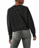 Buzo de algodón y poliéster, color negro lavado (acid wash), con cuello redondo, corte ligeramente cropped y fit amplio. Presenta costuras visibles que definen el diseño.