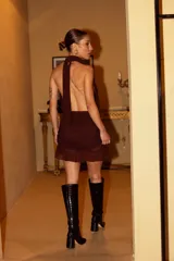 Vestido corto de microtul con estampado abstracto en tonos violeta, fucsia y celeste. Diseño con escote halter y falda con volados.