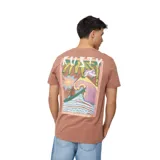 Remera manga corta color ladrillo con estampa en el pecho.