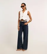 Chaleco negro de crepé con escote en V y abotonadura dorada. Corte slim y sin mangas.