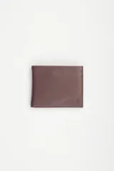 Billetera bifold de cuero color marrón con logo de Levi's grabado en la parte inferior.