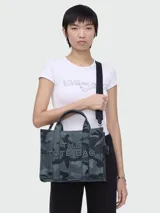Bolso tote Marc Jacobs modelo The Camo Jacquard Medium Tote Bag, con estampado de camuflaje en tonos de azul y gris. Tiene doble asa de mano y correa de hombro extraíble.