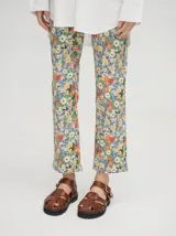 Sandalias romanas color verde oliva, con tiras entrecruzadas y hebilla lateral. Suela de goma negra con plataforma de 3cm. Fabricadas en cuero vacuno.