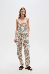 Pantalón de viscosa estampado, anudado, holgado y de calce medio.