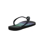 Chinelas negras con estampado de rayas horizontales en tonos verde, gris, celeste y violeta.