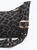 Cartera bandolera con estampado animal print en tonos grises y negros. Tiene correa corta ajustable con hebilla dorada y cierre superior con cremallera dorada.