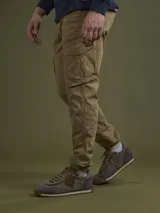 Pantalón cargo negro con bolsillos laterales con solapa, corte ajustado y tobillos elastizados.