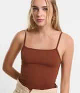Top cropped color marrón con breteles finos, confeccionado en poliamida.