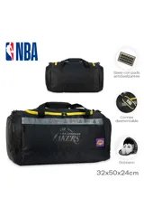 Bolso deportivo tipo duffel bag, color negro, con asas de mano y detalles en amarillo. Presenta el logo de Los Angeles Lakers en el frente y una banda con el nombre del equipo repetido en la parte superior.