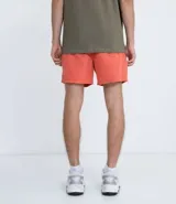 Bermuda short color naranja, de corte recto, con cintura elástica y bolsillos laterales.
