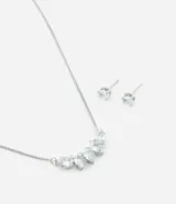 Conjunto de collar y aros plateados con zirconias blancas. El collar tiene una cadena fina y un colgante con cinco zirconias en forma de gota. Los aros son pequeños y tienen una zirconia redonda cada uno.