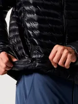 Campera negra ultraligera de plumón para hombre, con capucha, cierre frontal completo y bolsillos laterales con cierre.