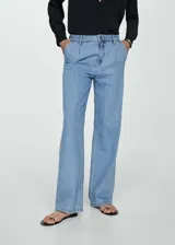 Pantalón de jean celeste, de corte recto, tiro medio y detalle de pinzas.