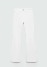 Jeans blancos de corte flare, tiro medio y largo full length.