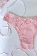 Bombacha de bikini tiro alto, color rosado, con paneles de algodón elastizado y detalles de encaje elástico en los laterales y la parte delantera.