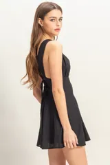 Vestido corto amarillo con escote en V profundo y falda acampanada.