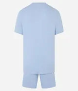 Conjunto de pijama corto celeste, confeccionado en viscosa canelada. Incluye remera de mangas cortas con cuello redondo y bermuda con cintura elástica.
