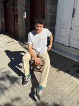 Camiseta negra de algodón con logo Brixton estampado en el pecho. Corte clásico y cuello redondo.