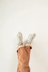 Championes negros con estampado animal print en tonos marrones y dorados.