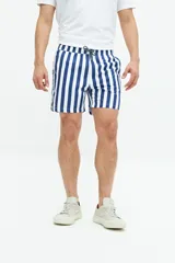Short de baño azul con rayas verticales blancas, cintura elástica con cordón ajustable, dos bolsillos laterales y un bolsillo trasero.