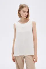 Musculosa blanca de lino con breteles anchos y cuello bote.